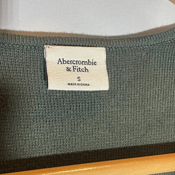 Abercrombie & Fitch Sweetheart Slim Semi Cropped Sweater Distressed Green Small - Picture 4 of 5